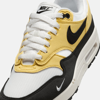 Up close, front view of the Women's Nike Air Max 1 '87 Textile.