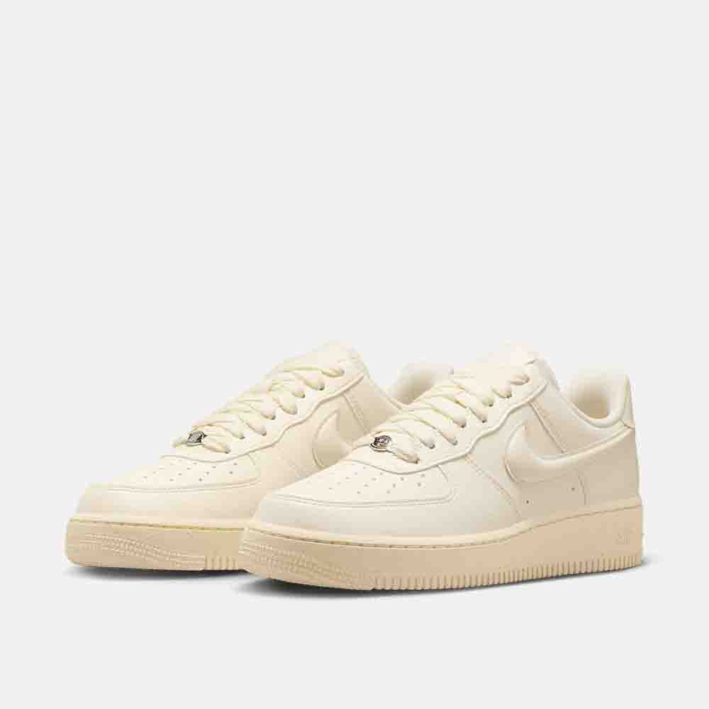 Front view of the Women's Nike Air Force 1 '07.