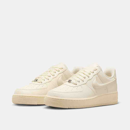 Front view of the Women's Nike Air Force 1 '07.