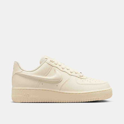 Side view of the Women's Nike Air Force 1 '07.