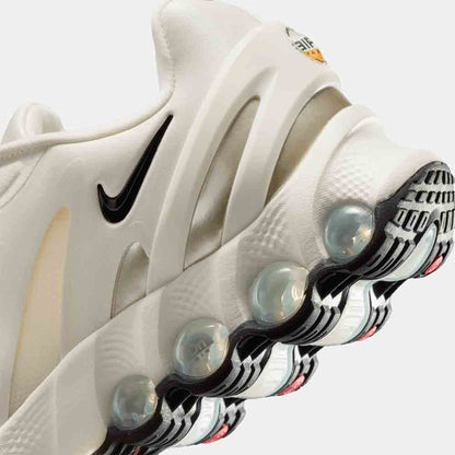 Up close, rear view of the Women's Nike Air Max Dn8.