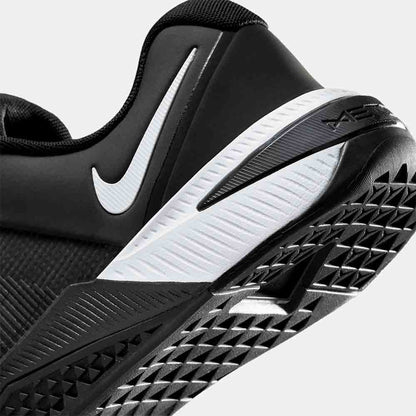 Up close, rear view of the Men's Nike Metcon 10.