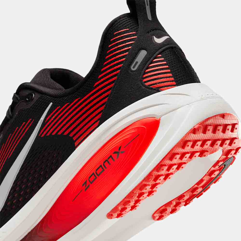 Up close, rear view of the Men's Nike Vomero 18.