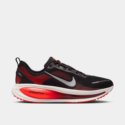 Side view of the Men's Nike Vomero 18.