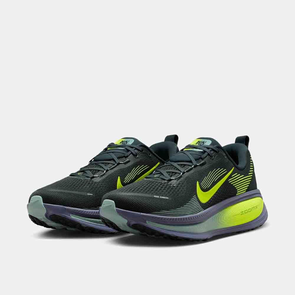 Front view of the Men's Nike Vomero 18.