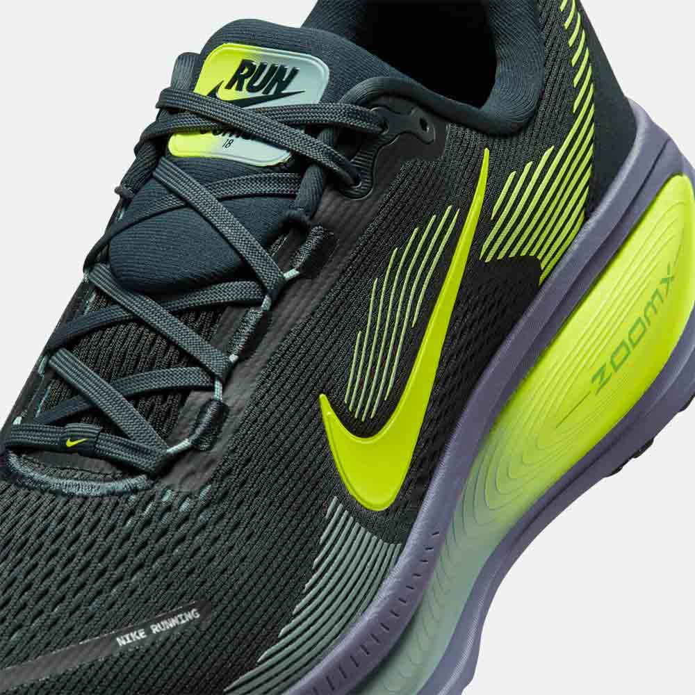 Up close, front view of the Men's Nike Vomero 18.
