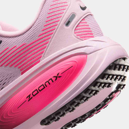Up close, rear view of the Men's Nike Vomero 18.