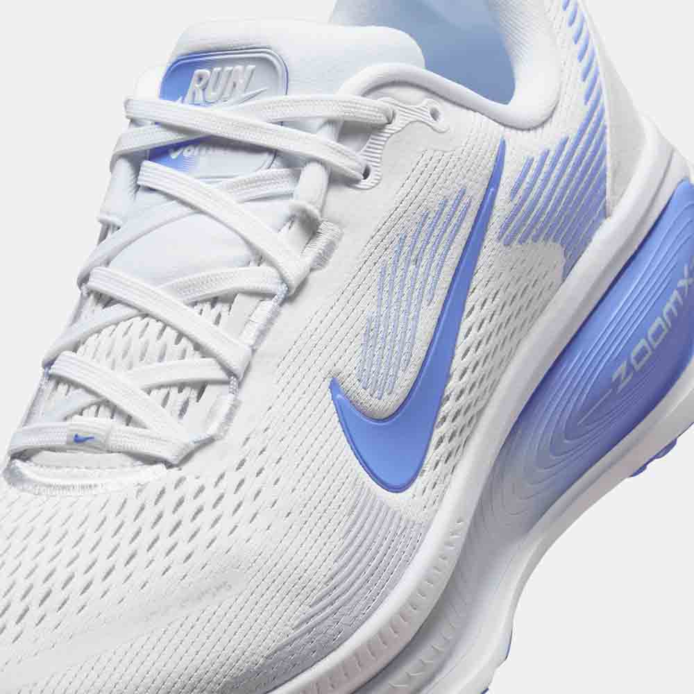 Up close, front view of the Women's Nike Vomero 18.