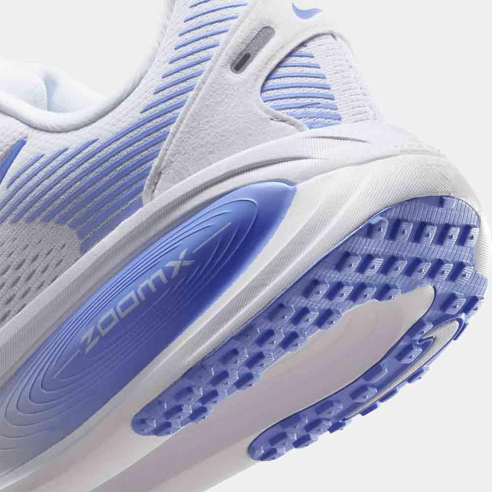 Up close, rear view of the Women's Nike Vomero 18.
