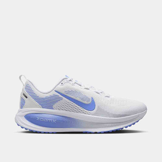 Side view of the Women's Nike Vomero 18.
