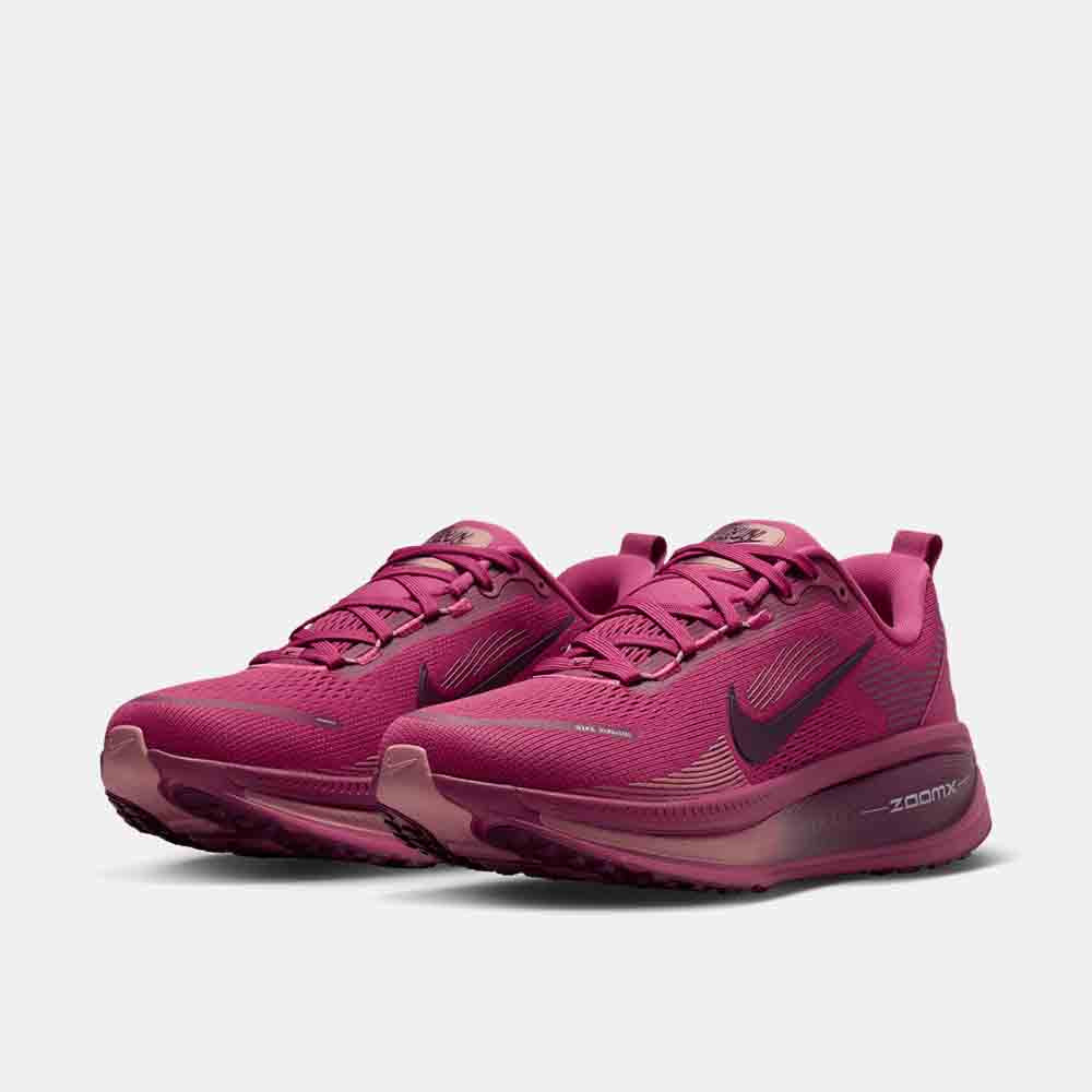 Front view of the Women's Nike Vomero 18.