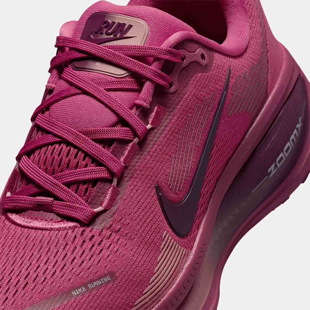 Up close, front view of the Women's Nike Vomero 18.