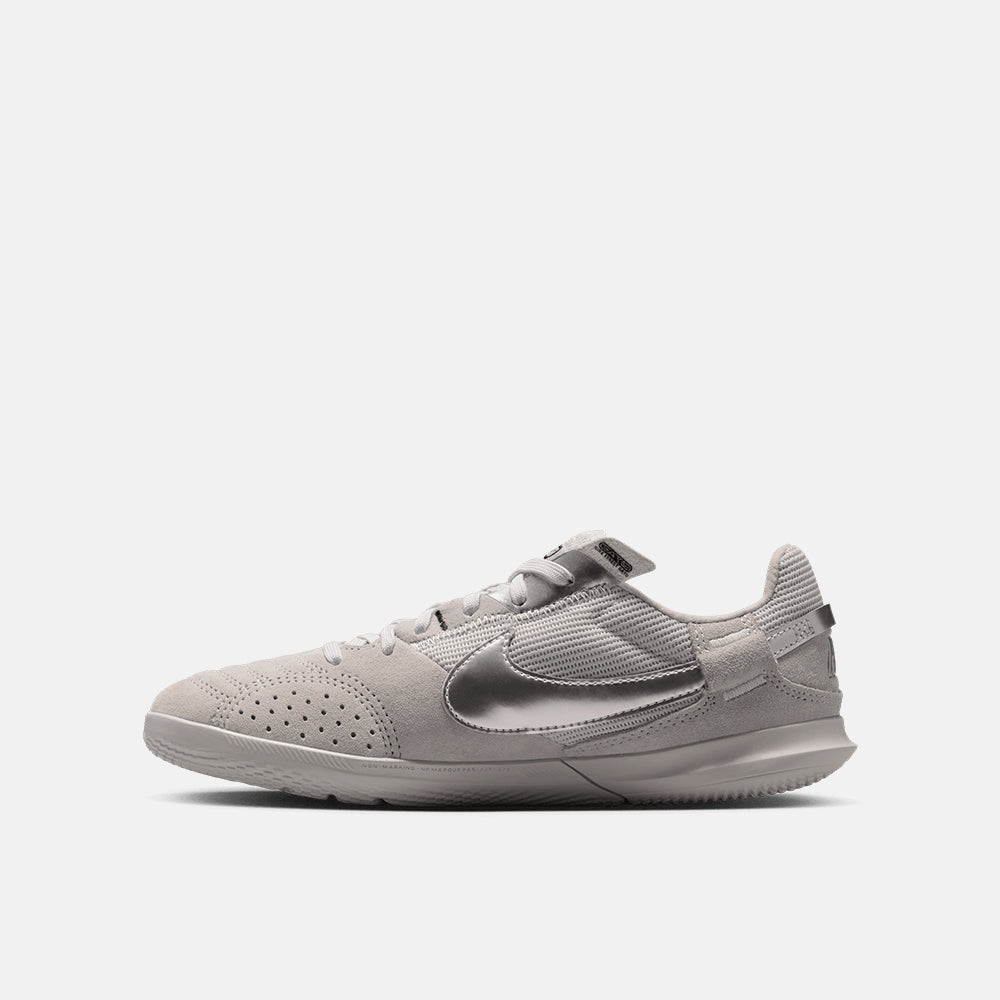 Side medial view of the Kids' Nike Jr. Streetgato Indoor Soccer Shoes.