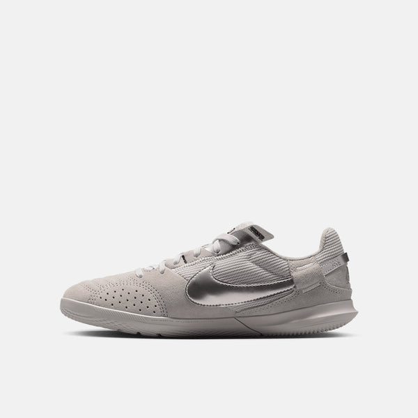 Side medial view of the Kids' Nike Jr. Streetgato Indoor Soccer Shoes.