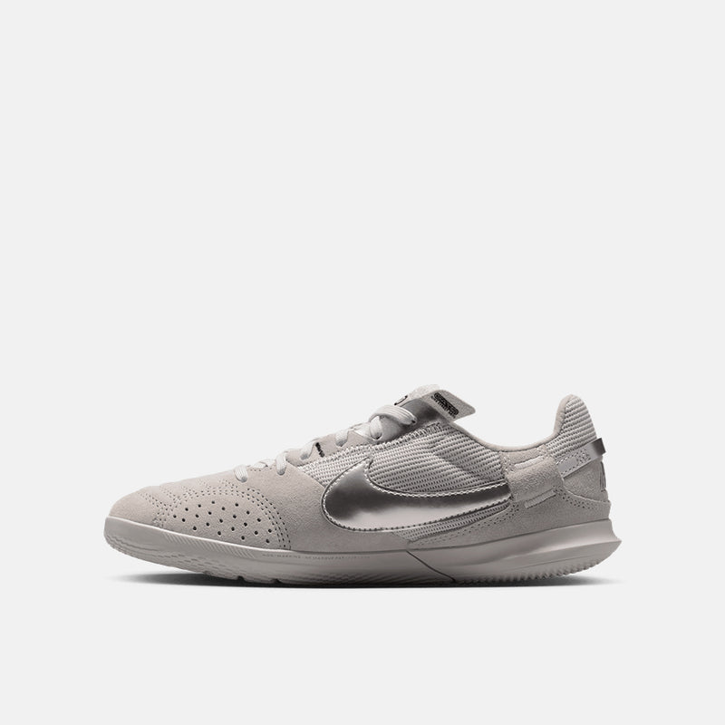 Side medial view of the Kids' Nike Jr. Streetgato Indoor Soccer Shoes.