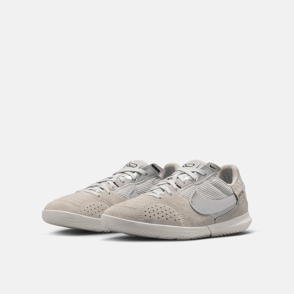 Front view of the Kids' Nike Jr. Streetgato Indoor Soccer Shoes.