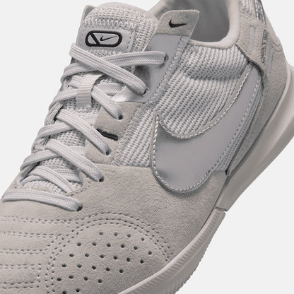 Up close, front view of the Kids' Nike Jr. Streetgato Indoor Soccer Shoes.