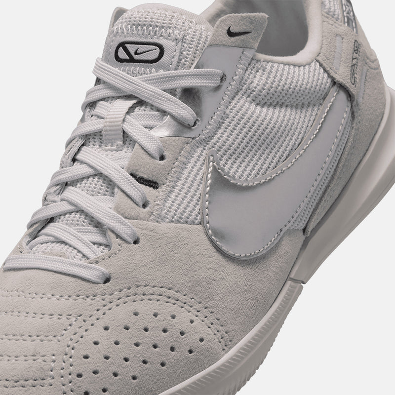 Up close, front view of the Kids' Nike Jr. Streetgato Indoor Soccer Shoes.