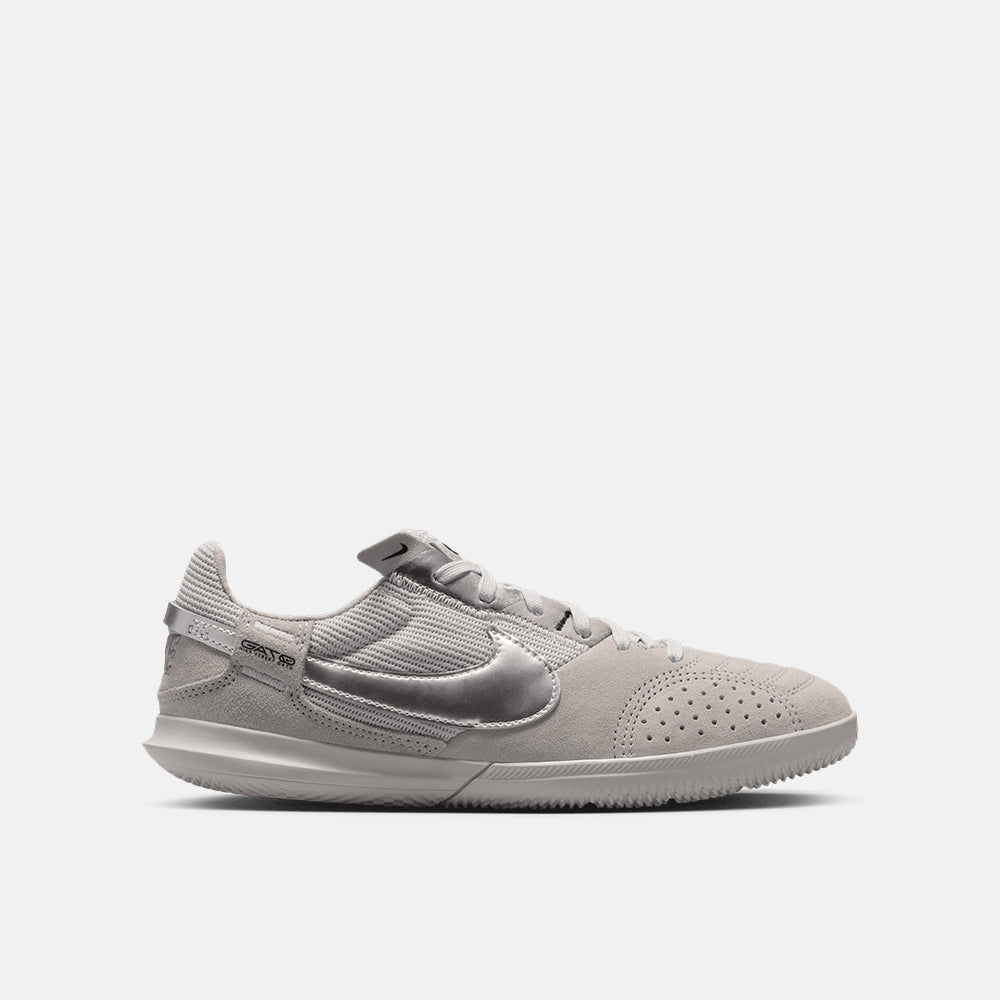 Side view of the Kids' Nike Jr. Streetgato Indoor Soccer Shoes.