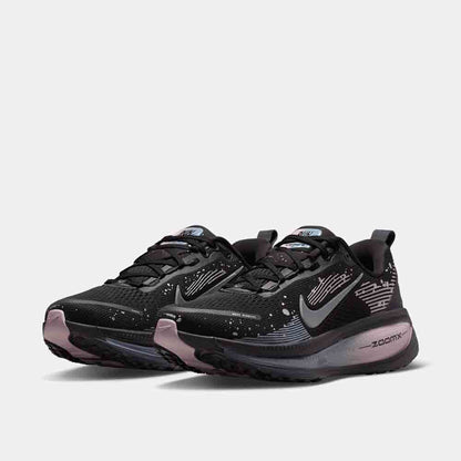 Front view of the Women's Nike Vomero 18 SE.