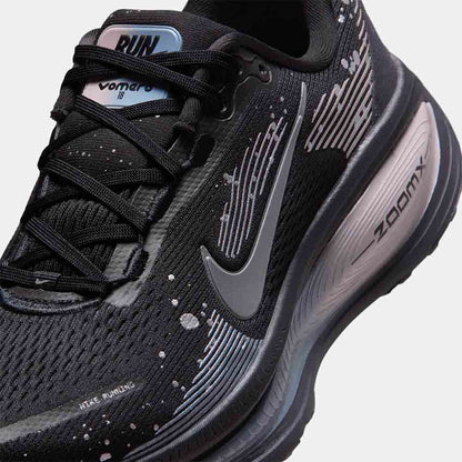 Up close, front view of the Women's Nike Vomero 18 SE.