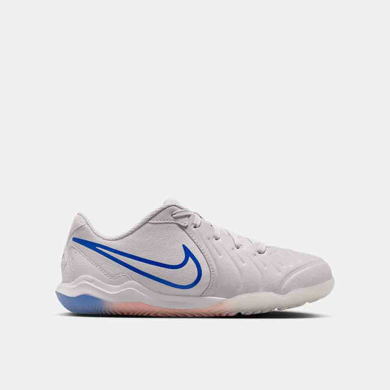 Side view of the Kids' Nike United Jr. Tiempo Legend 10 Academy Indoor Soccer Shoes.