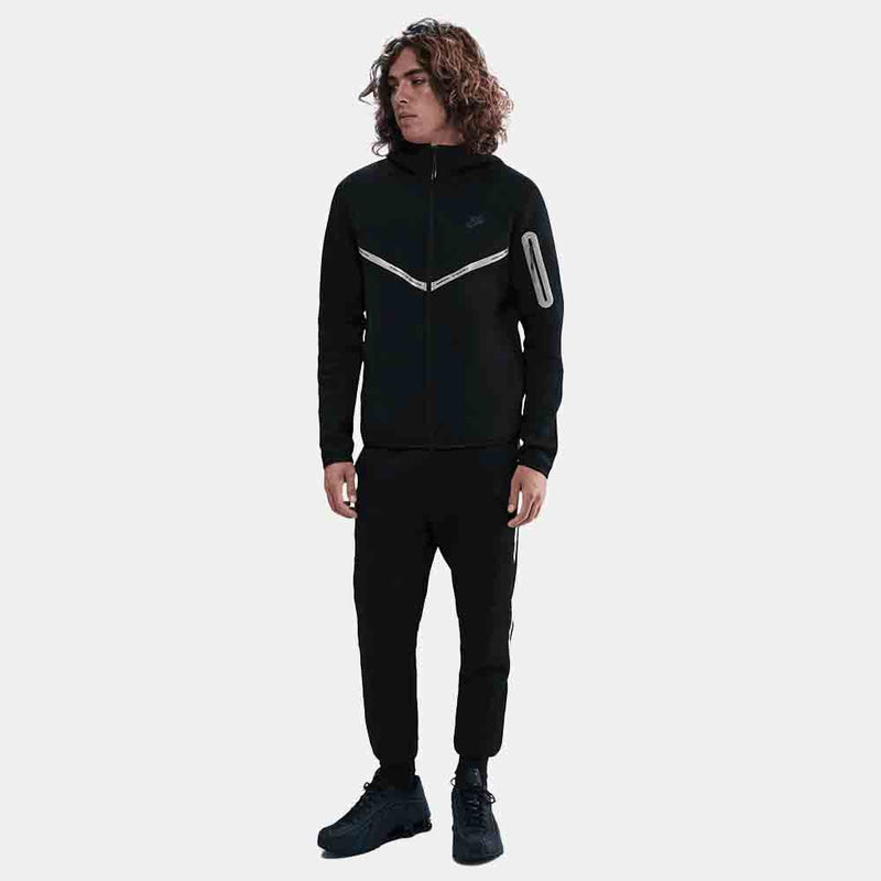 Front view of the Men's Nike Tech Fleece.