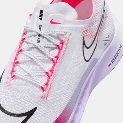 Up close, front view of the Nike Men's Streakfly Running Shoes.