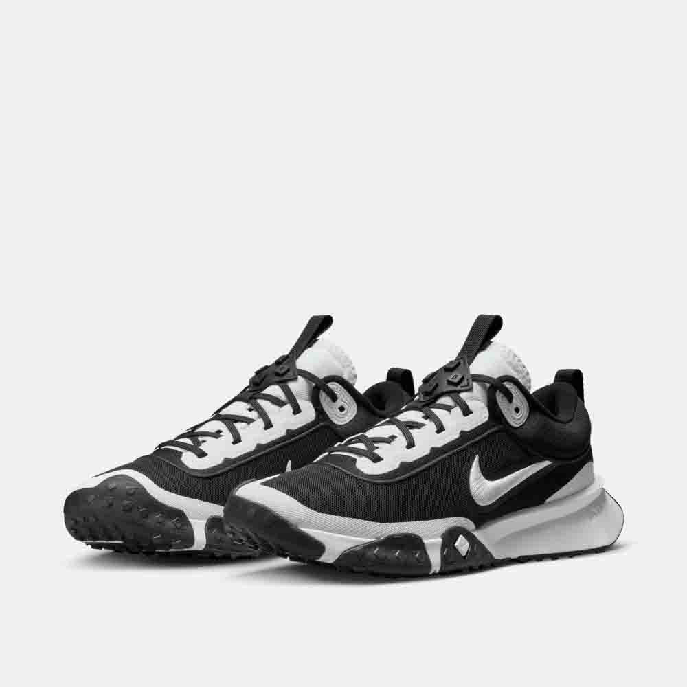 Front view of the Nike Air Diamond Varsity Turf Baseball Shoes.