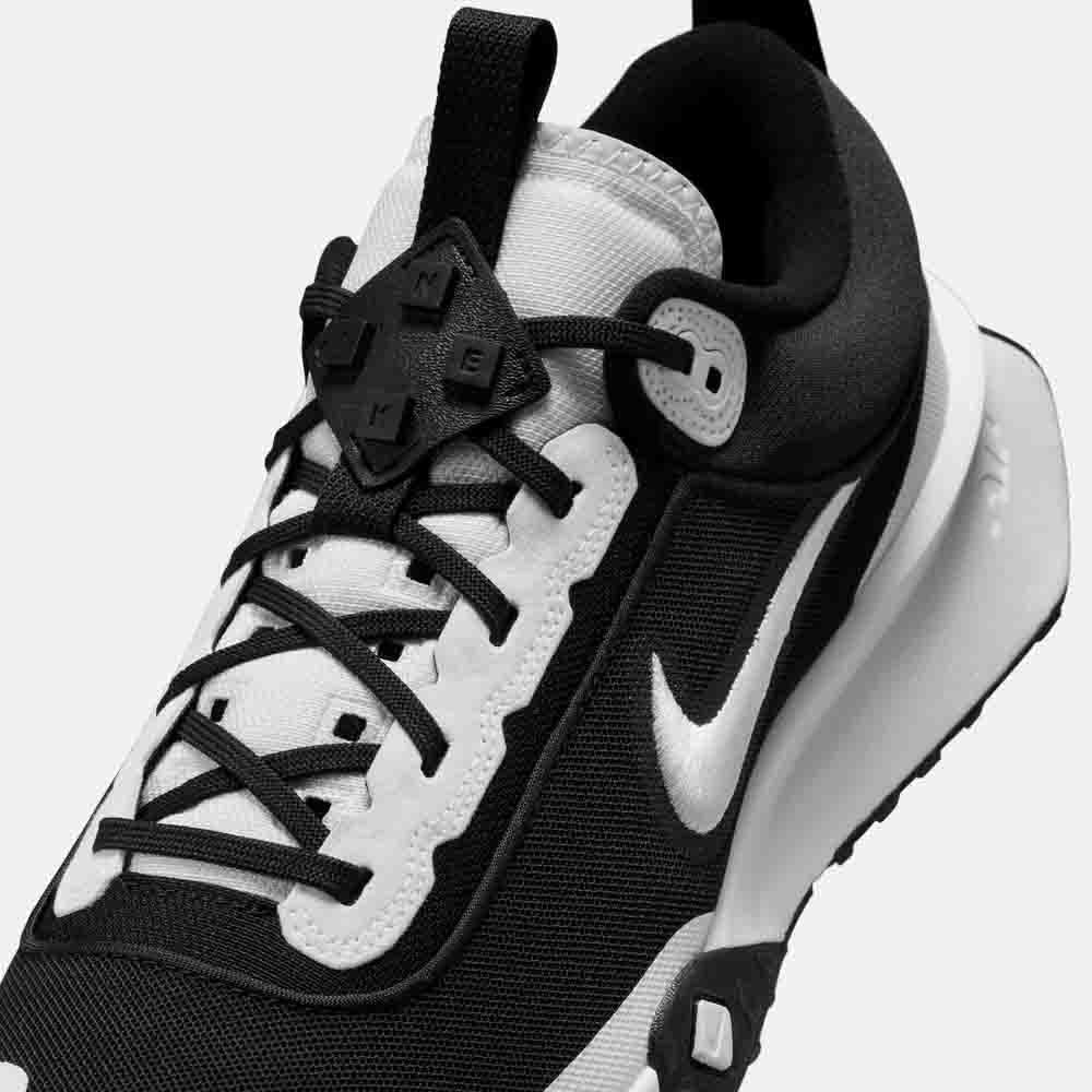 Up close, front view of the Nike Air Diamond Varsity Turf Baseball Shoes.