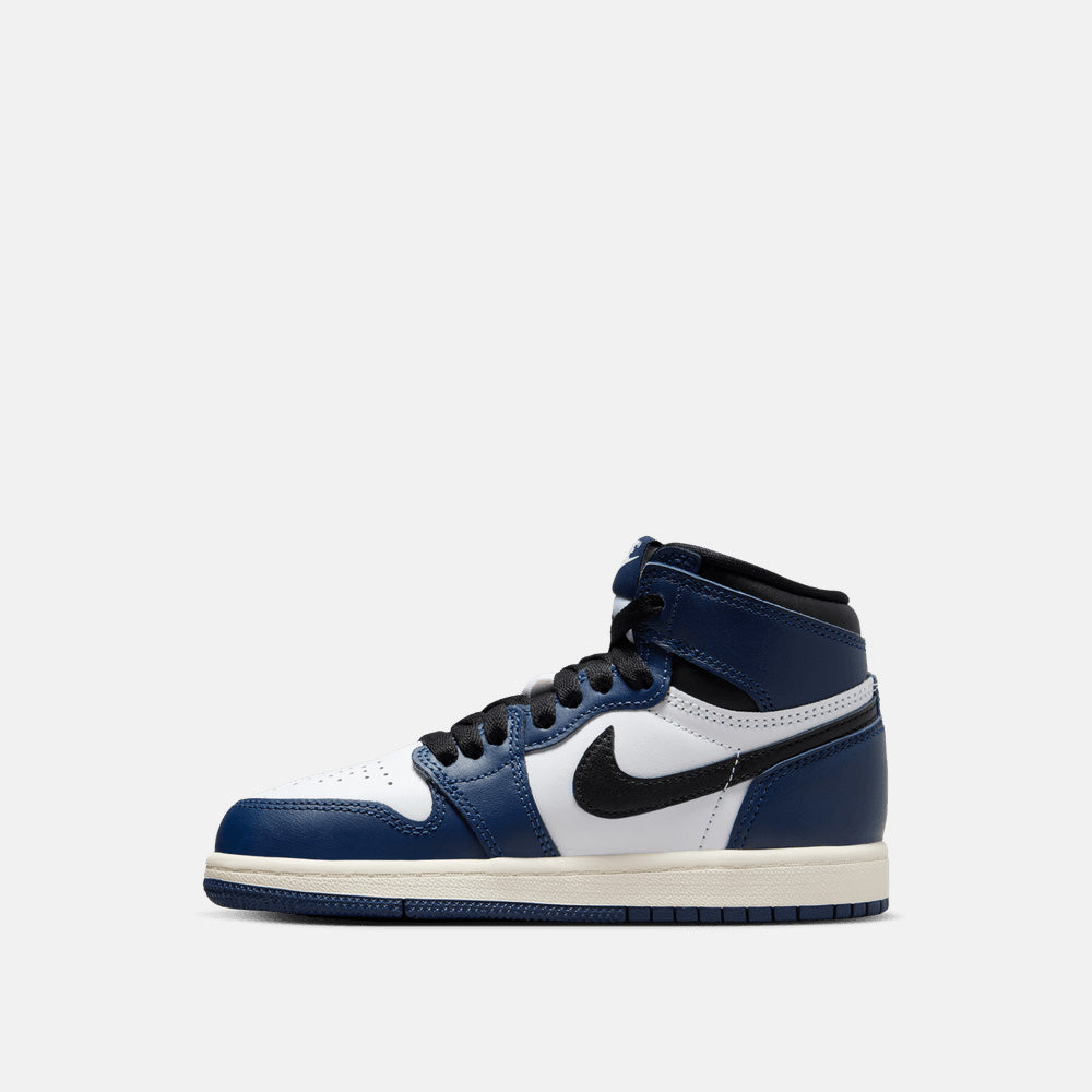 Side medial view of the Kids' Jordan 1 Retro High OG "Midnight Navy".