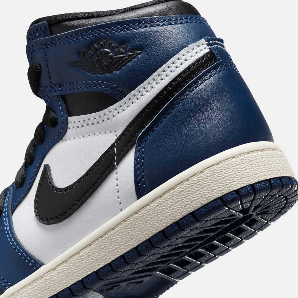 Up close, rear view of the Kids' Jordan 1 Retro High OG "Midnight Navy".