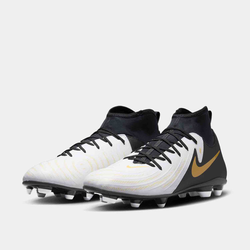 Front view of Nike Phantom Luna 2 Club Soccer Cleats.
