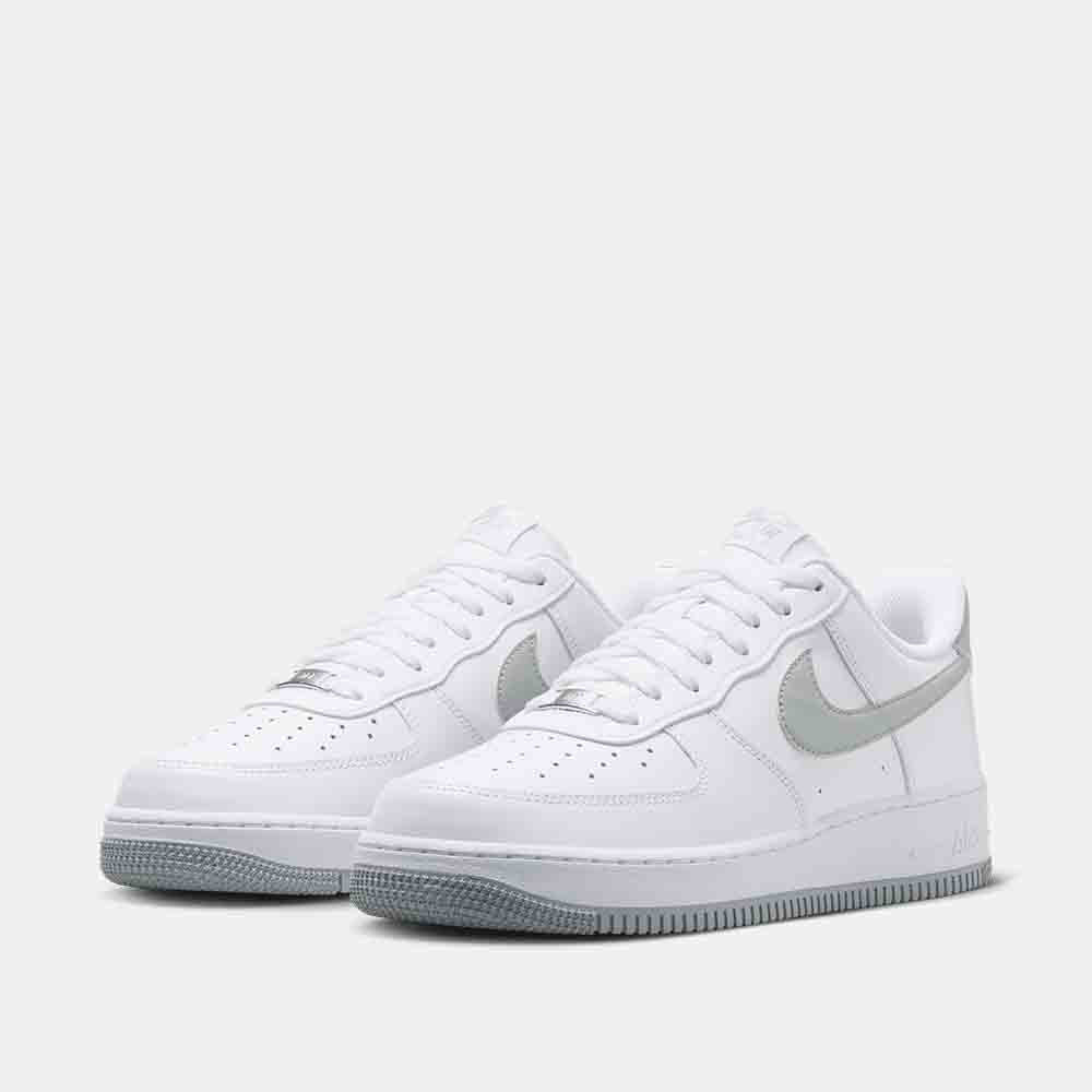 Front view of the Nike Men's Air Force 1 '07.