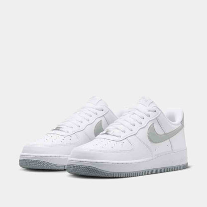 Front view of the Nike Men's Air Force 1 '07.