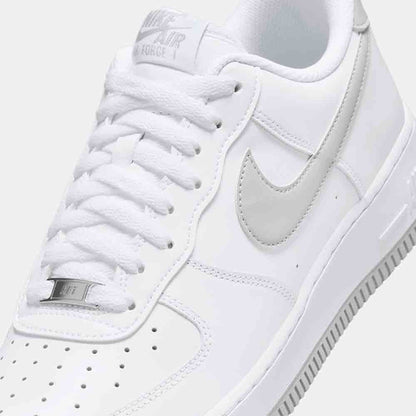 Up close, front view of the Nike Men's Air Force 1 '07.