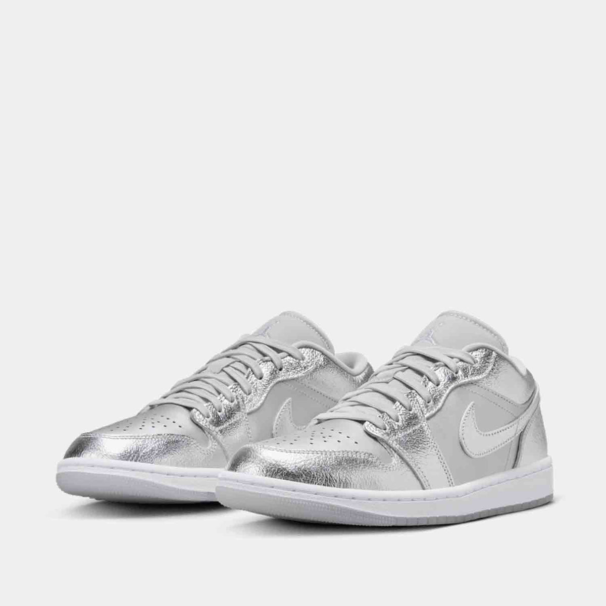 Front view of Women's Jordan 1 Low SE.