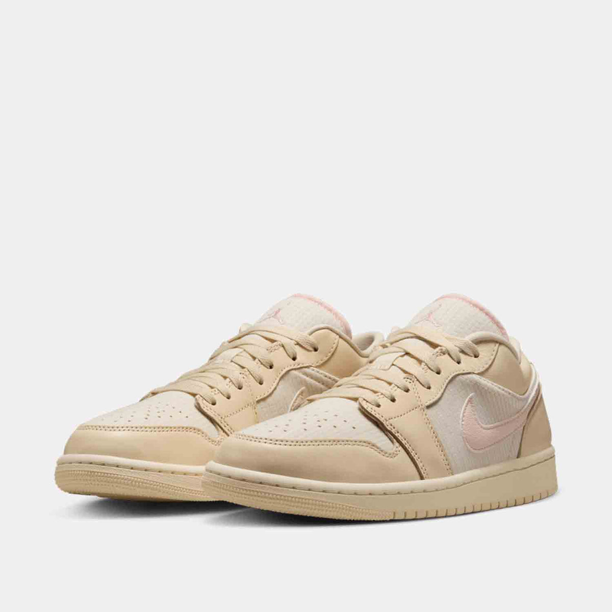 Front view of the Women's Jordan 1 Low SE.