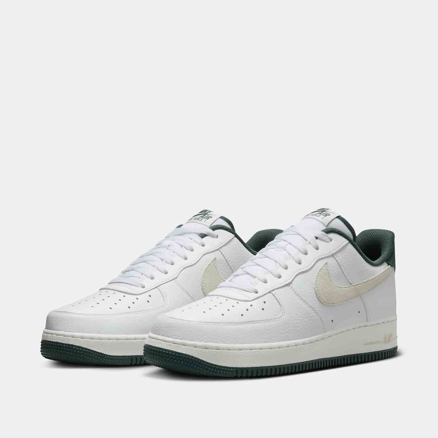 Front view of the Nike Men's Air Force 1 '07.
