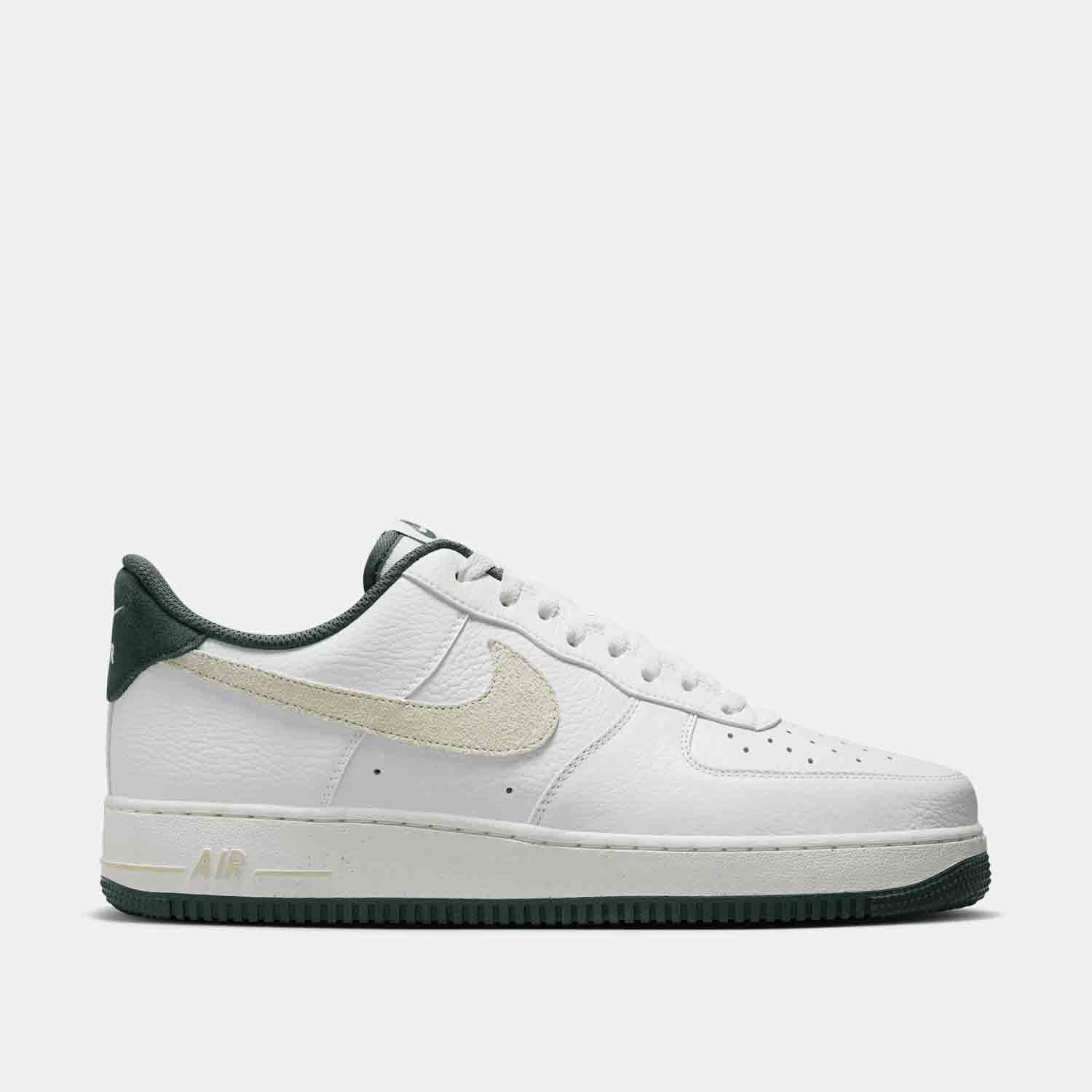 Side view of the Nike Men's Air Force 1 '07.