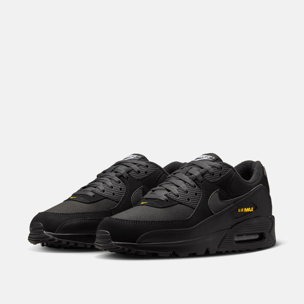 Front view of the Men's Nike Air Max 90.
