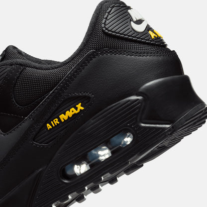 Up close, rear view of the Men's Nike Air Max 90.