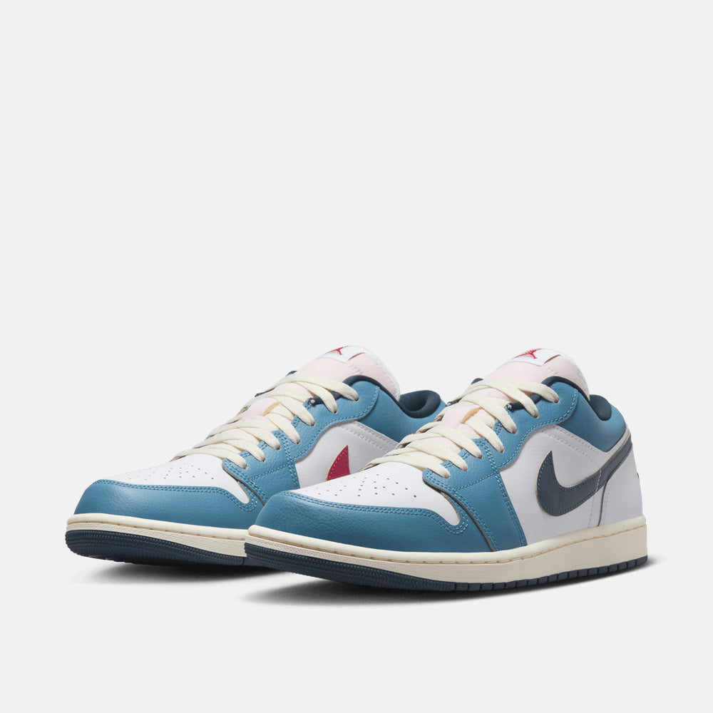 Front view of the Men's Air Jordan 1 Low SE.
