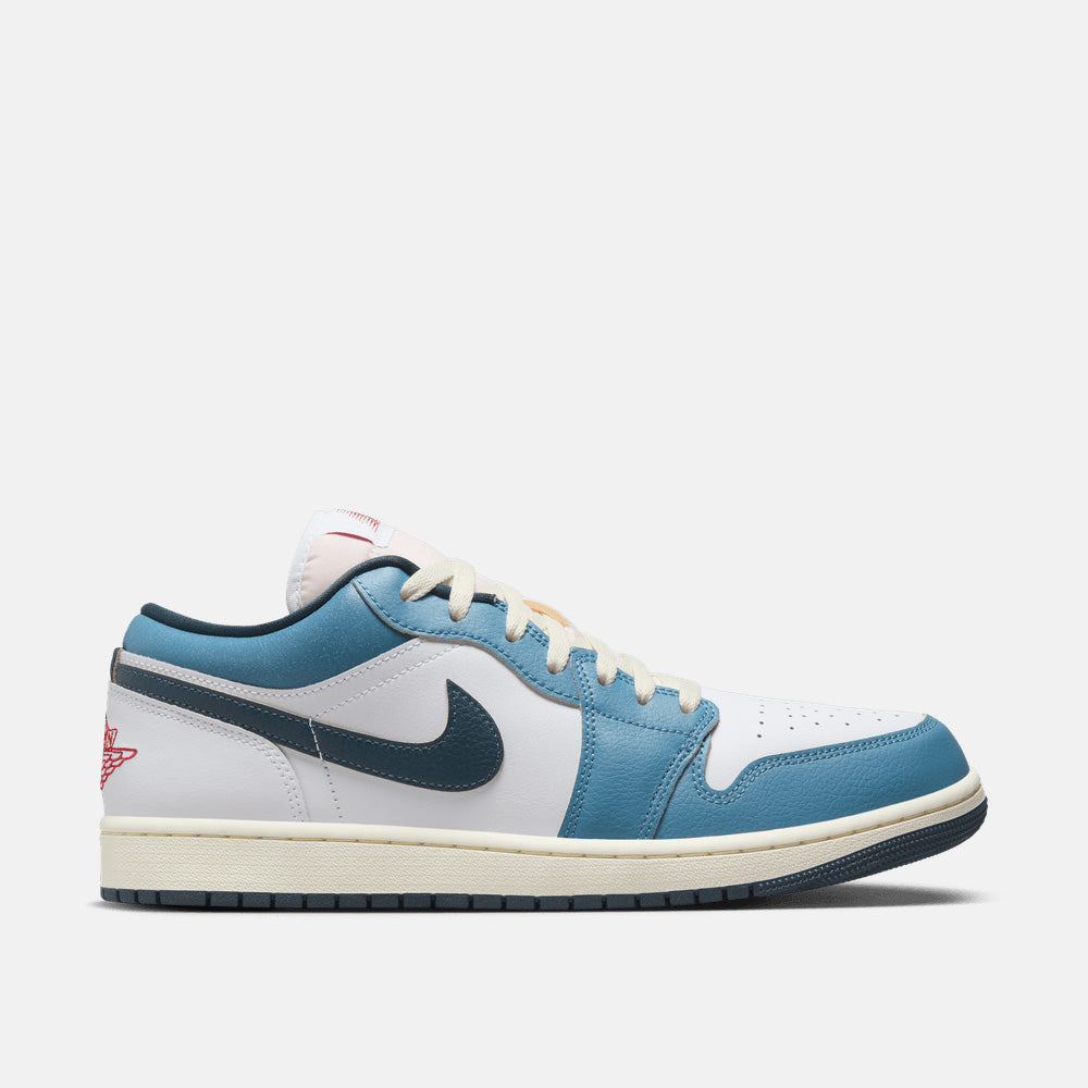 Side view of the Men's Air Jordan 1 Low SE.