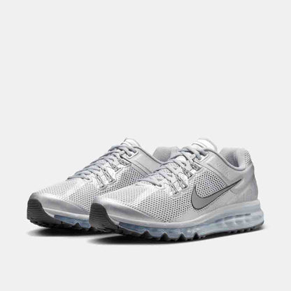 Front view of the Nike Men's Air Max 2013.