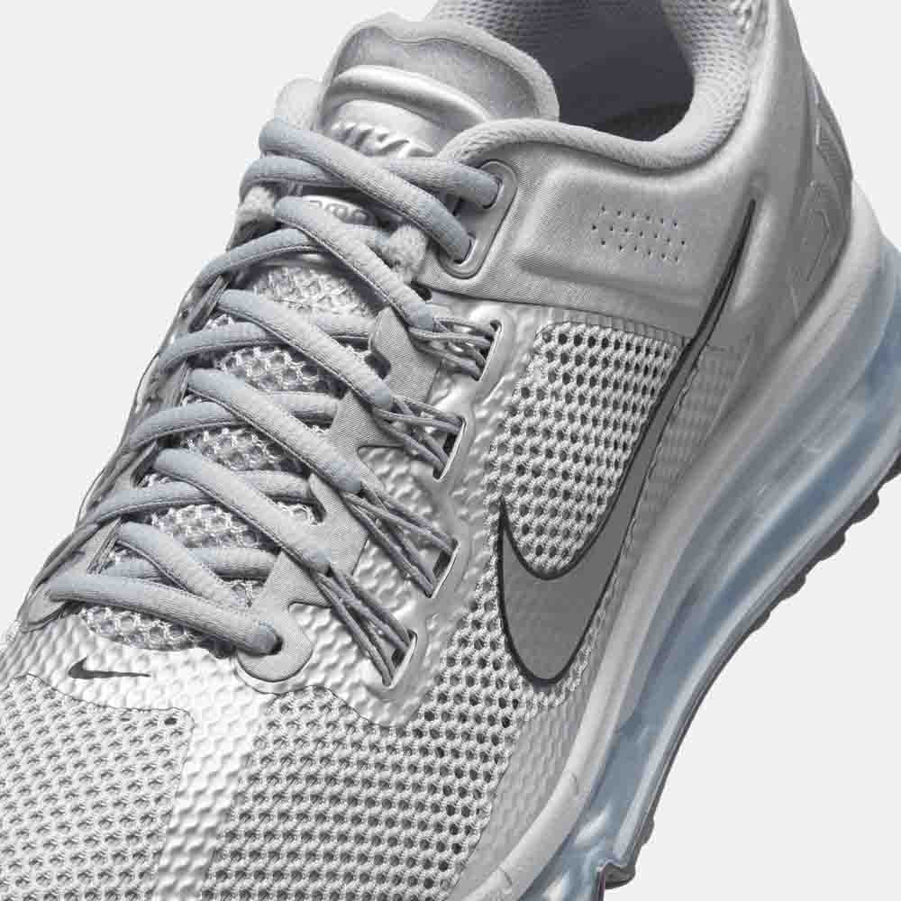 Up close, front view of the Nike Men's Air Max 2013.